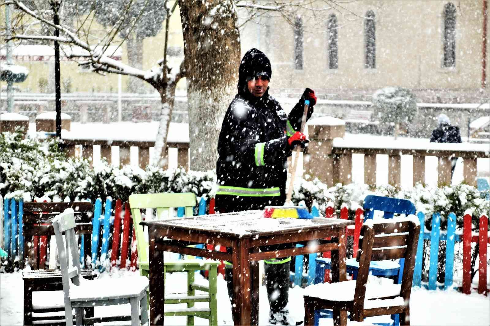 Balıkesir’in Sındırgı ilçesinde kar yağışında kartpostallık görüntüler oluştu. Mart ayında yağan kar, Sındırgı ilçe merkezini de beyaza bürüdü ...