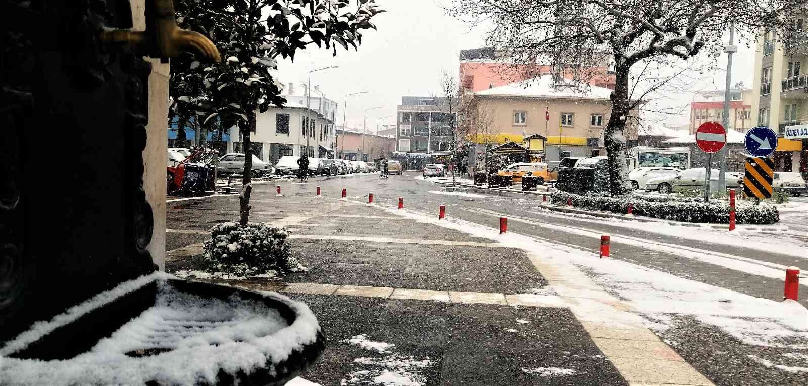 Balıkesir’in Sındırgı ilçesinde kar yağışında kartpostallık görüntüler oluştu. Mart ayında yağan kar, Sındırgı ilçe merkezini de beyaza bürüdü ...