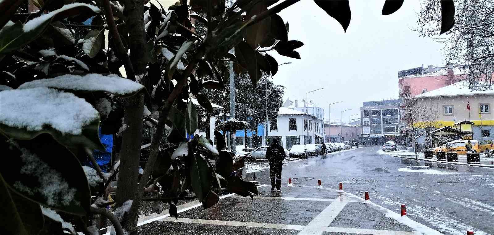 Balıkesir’in Sındırgı ilçesinde kar yağışında kartpostallık görüntüler oluştu. Mart ayında yağan kar, Sındırgı ilçe merkezini de beyaza bürüdü ...