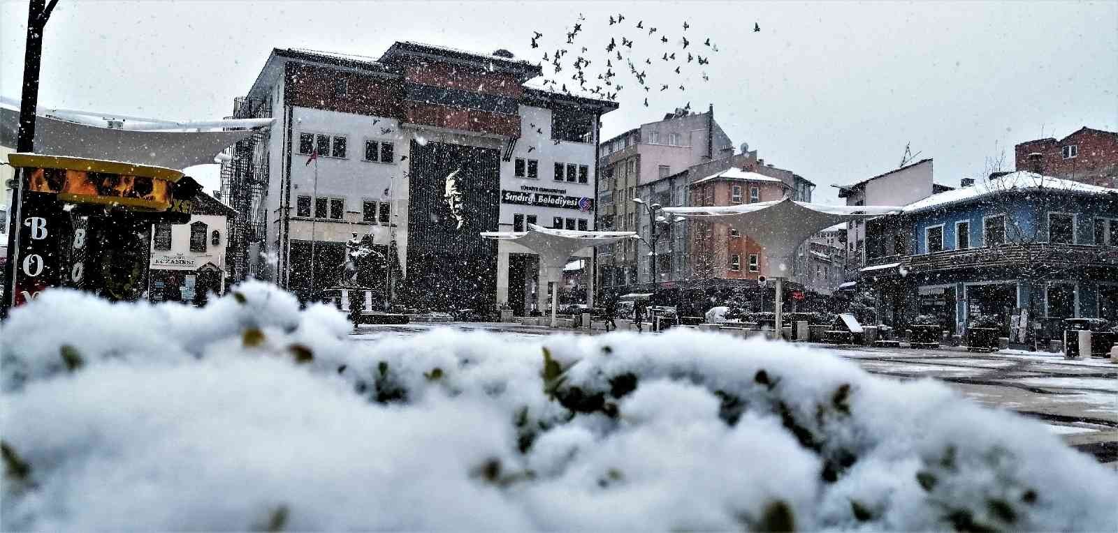 Balıkesir’in Sındırgı ilçesinde kar yağışında kartpostallık görüntüler oluştu. Mart ayında yağan kar, Sındırgı ilçe merkezini de beyaza bürüdü ...