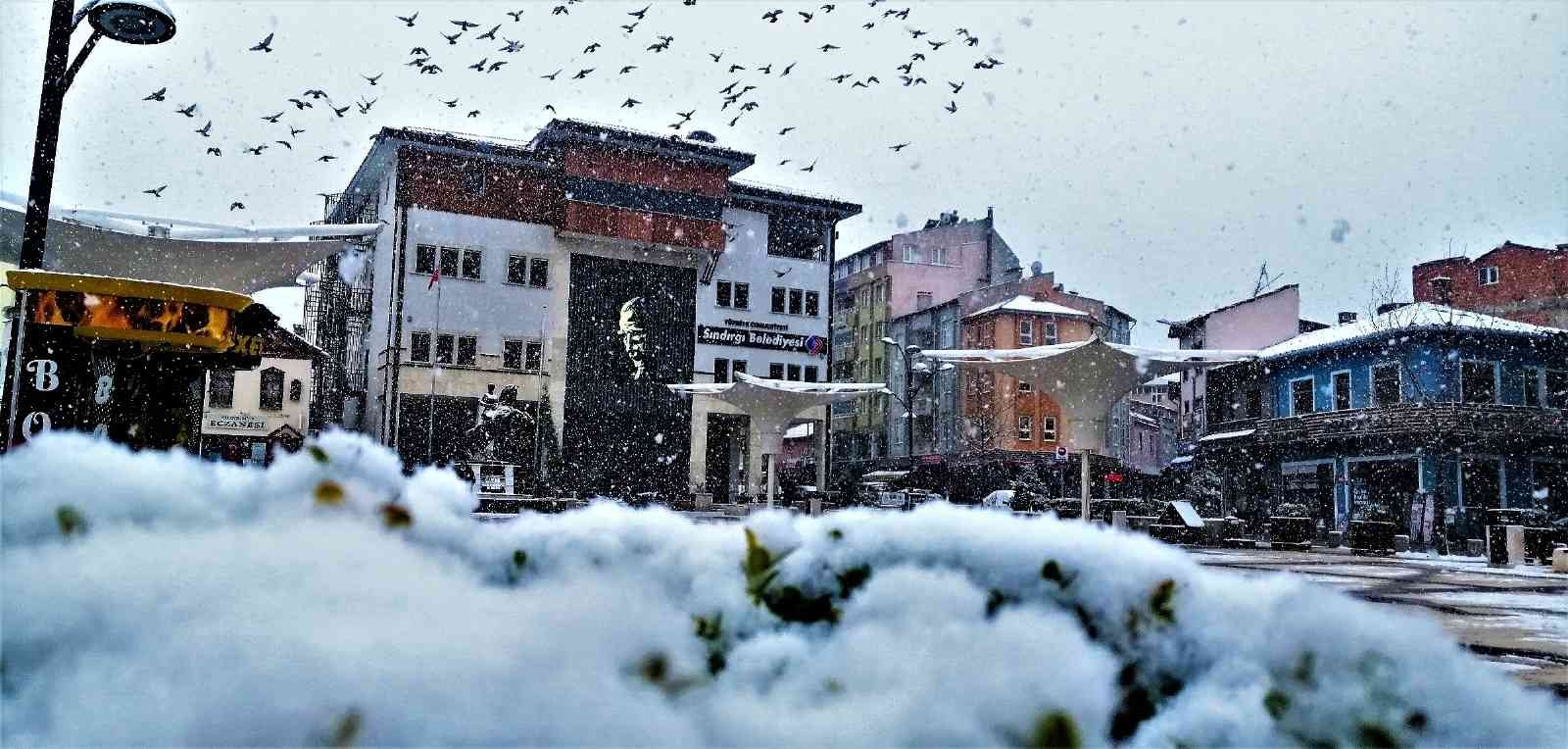 Balıkesir’in Sındırgı ilçesinde kar yağışında kartpostallık görüntüler oluştu. Mart ayında yağan kar, Sındırgı ilçe merkezini de beyaza bürüdü ...