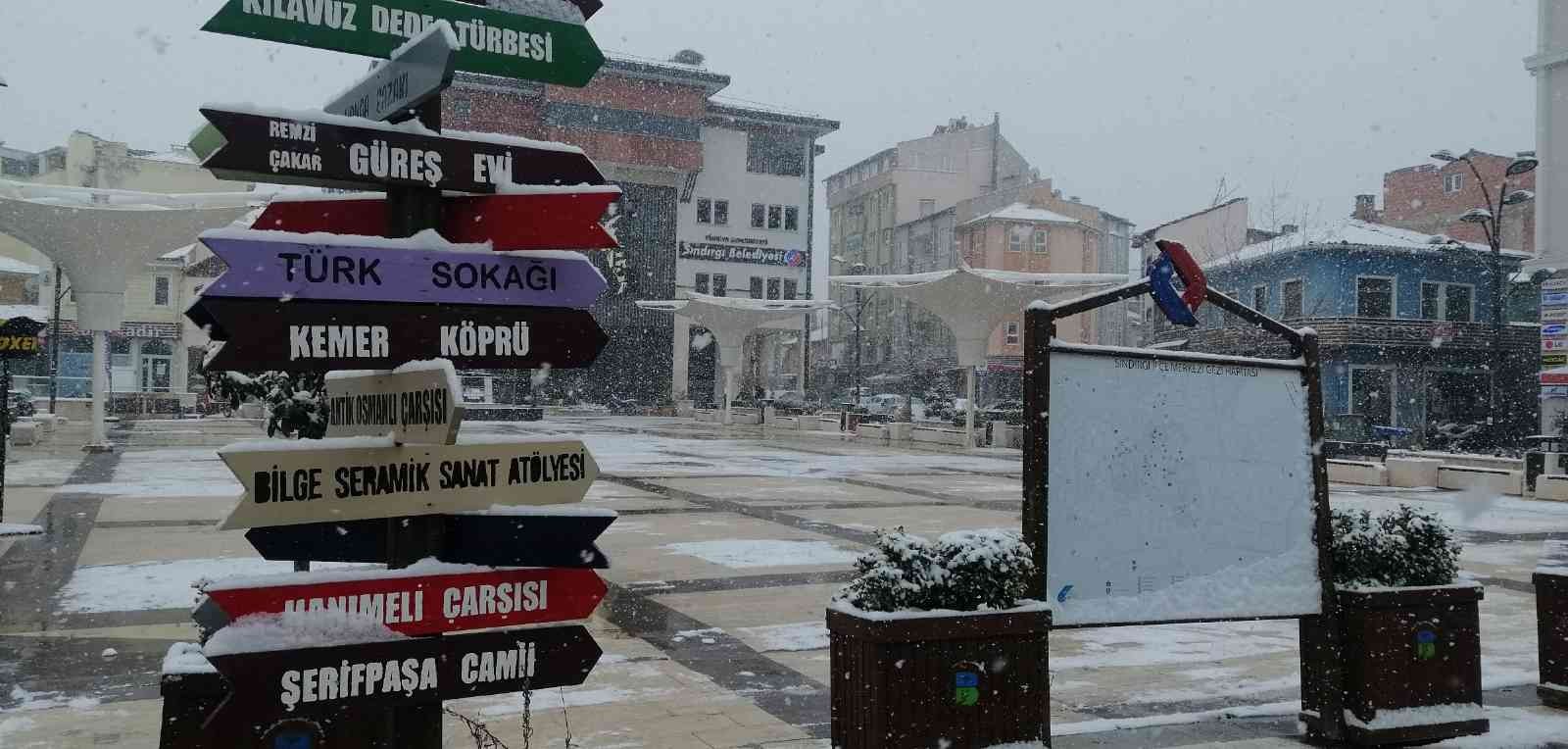 Balıkesir’in Sındırgı ilçesinde kar yağışında kartpostallık görüntüler oluştu. Mart ayında yağan kar, Sındırgı ilçe merkezini de beyaza bürüdü ...