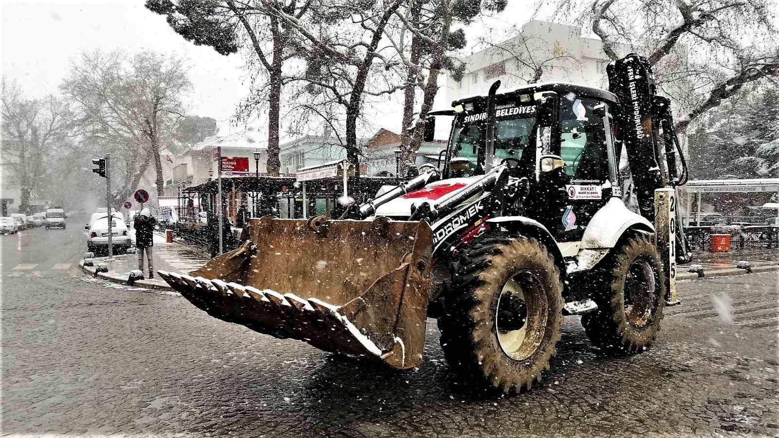 Balıkesir’in Sındırgı ilçesinde kar yağışında kartpostallık görüntüler oluştu. Mart ayında yağan kar, Sındırgı ilçe merkezini de beyaza bürüdü ...