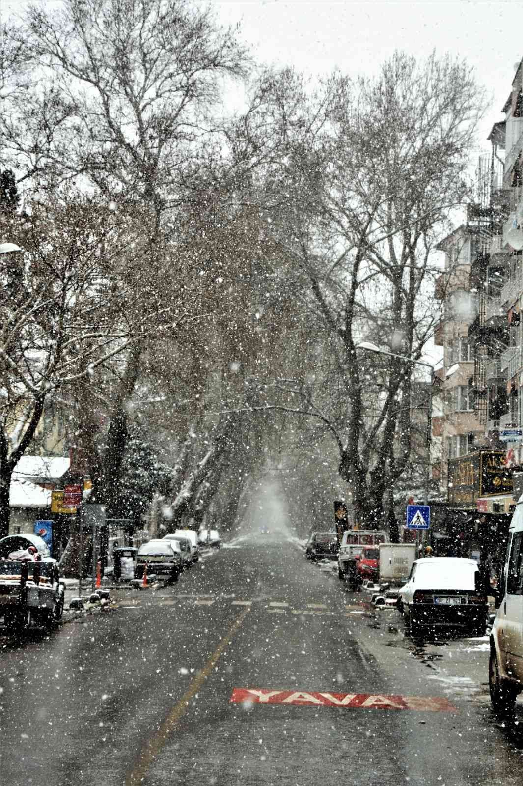 Balıkesir’in Sındırgı ilçesinde kar yağışında kartpostallık görüntüler oluştu. Mart ayında yağan kar, Sındırgı ilçe merkezini de beyaza bürüdü ...