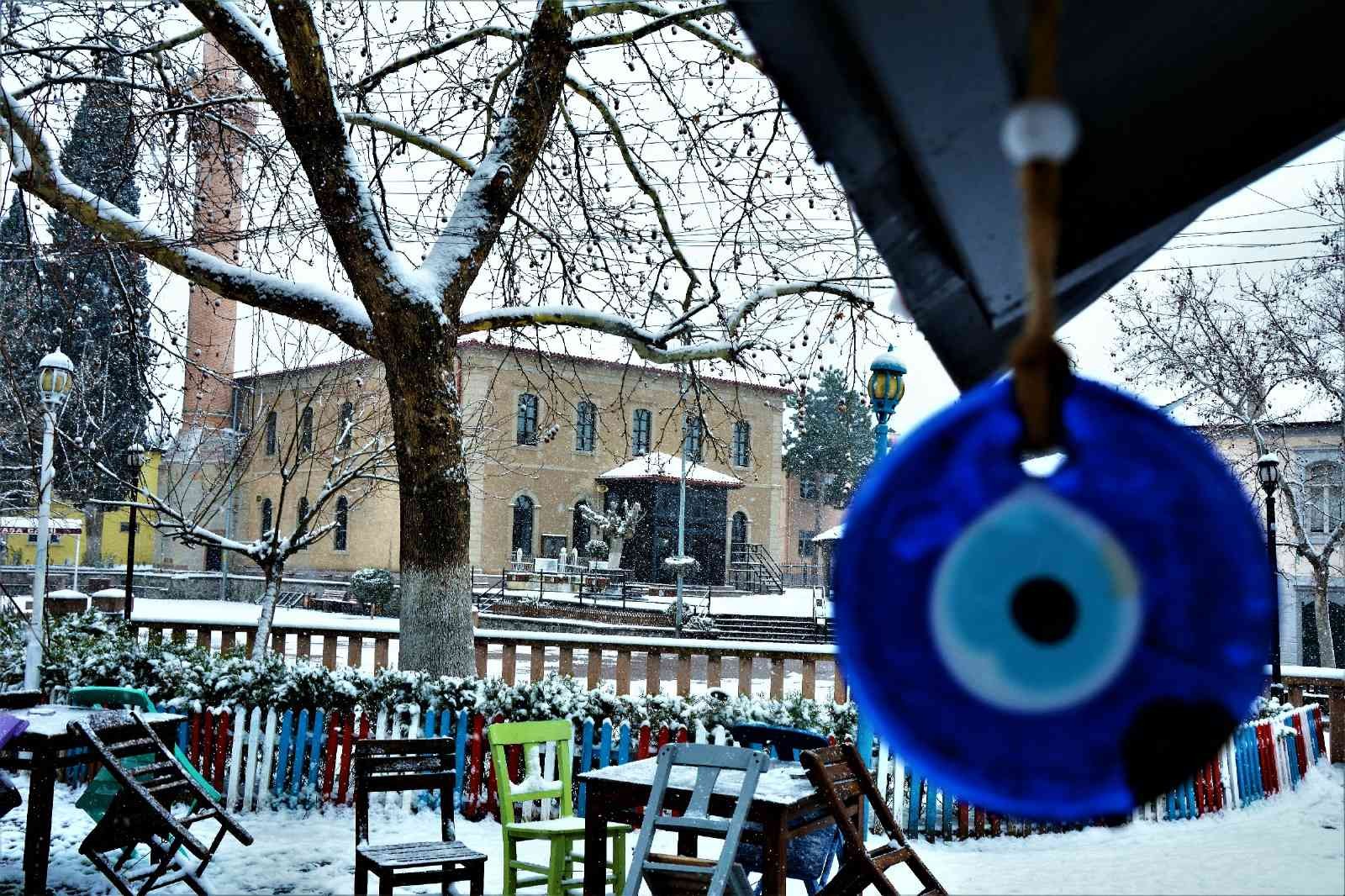 Balıkesir’in Sındırgı ilçesinde kar yağışında kartpostallık görüntüler oluştu. Mart ayında yağan kar, Sındırgı ilçe merkezini de beyaza bürüdü ...