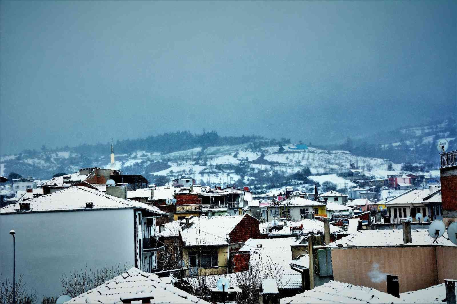 Balıkesir’in Sındırgı ilçesinde kar yağışında kartpostallık görüntüler oluştu. Mart ayında yağan kar, Sındırgı ilçe merkezini de beyaza bürüdü ...