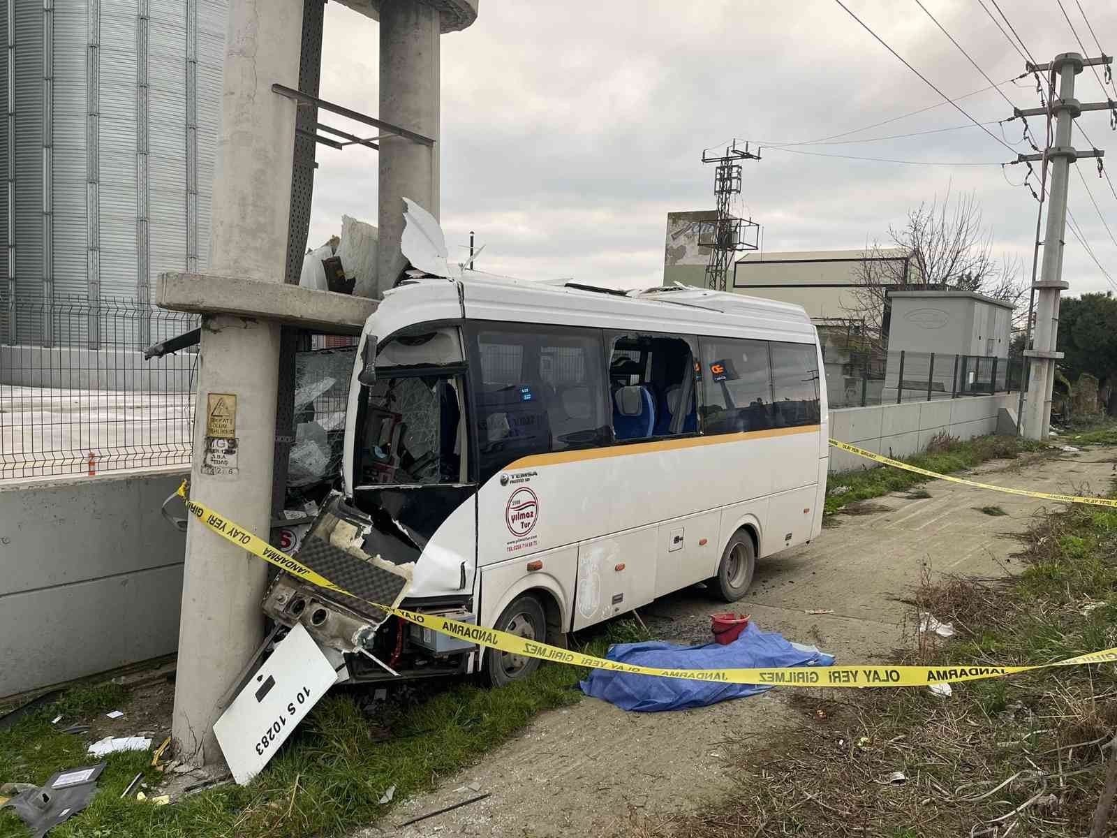 Bursa-Bandırma yolunda işçileri almaya giden servis otobüsü yoldan çıkıp elektrik direğine çarptı. Çarpmanın şiddetiyle sürücü otobüsten ...