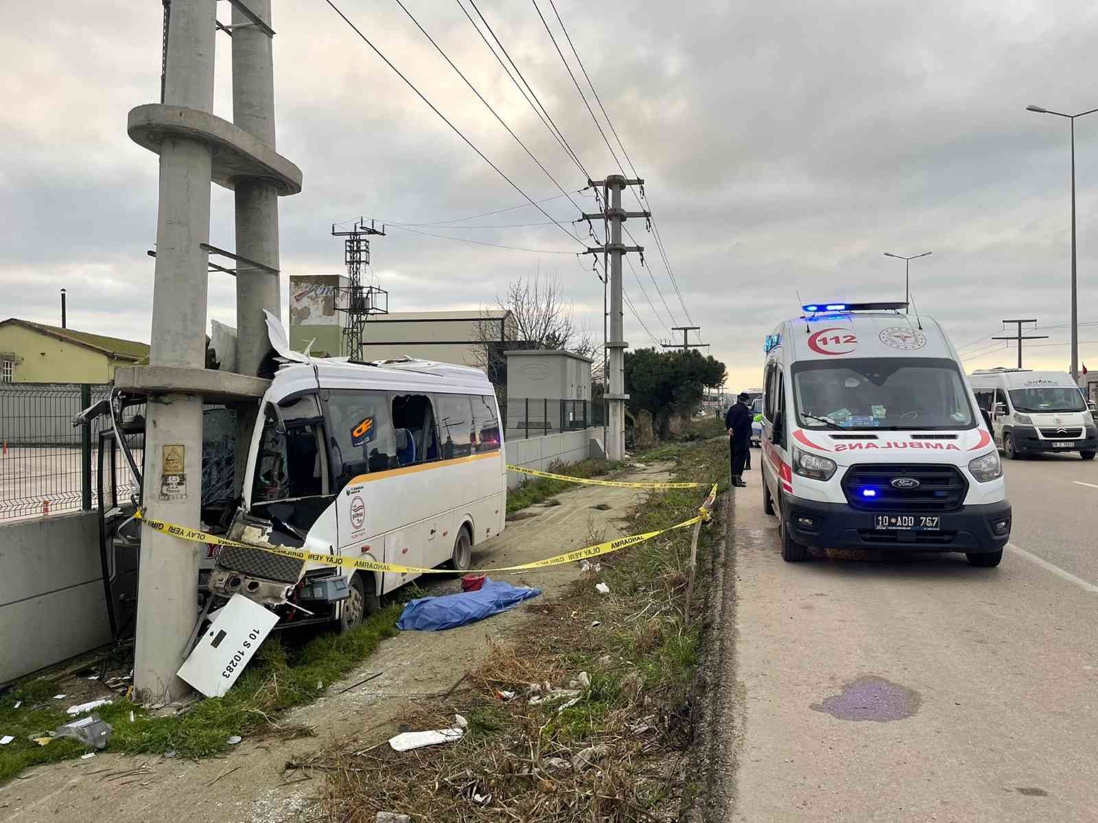 Bursa-Bandırma yolunda işçileri almaya giden servis otobüsü yoldan çıkıp elektrik direğine çarptı. Çarpmanın şiddetiyle sürücü otobüsten ...