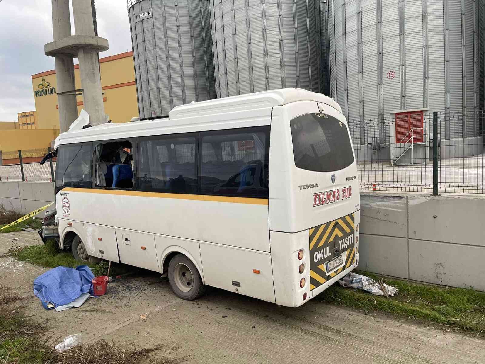 Bursa-Bandırma yolunda işçileri almaya giden servis otobüsü yoldan çıkıp elektrik direğine çarptı. Çarpmanın şiddetiyle sürücü otobüsten ...