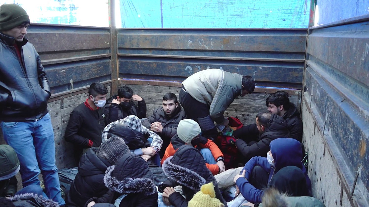 Kaçak hafriyat dökümlerini engellemek üzere devriye atan Büykçekmece Belediyesi Zabıta ekipleri, terk edilmiş bir kamyon içerisinde 59 Afganlı ...