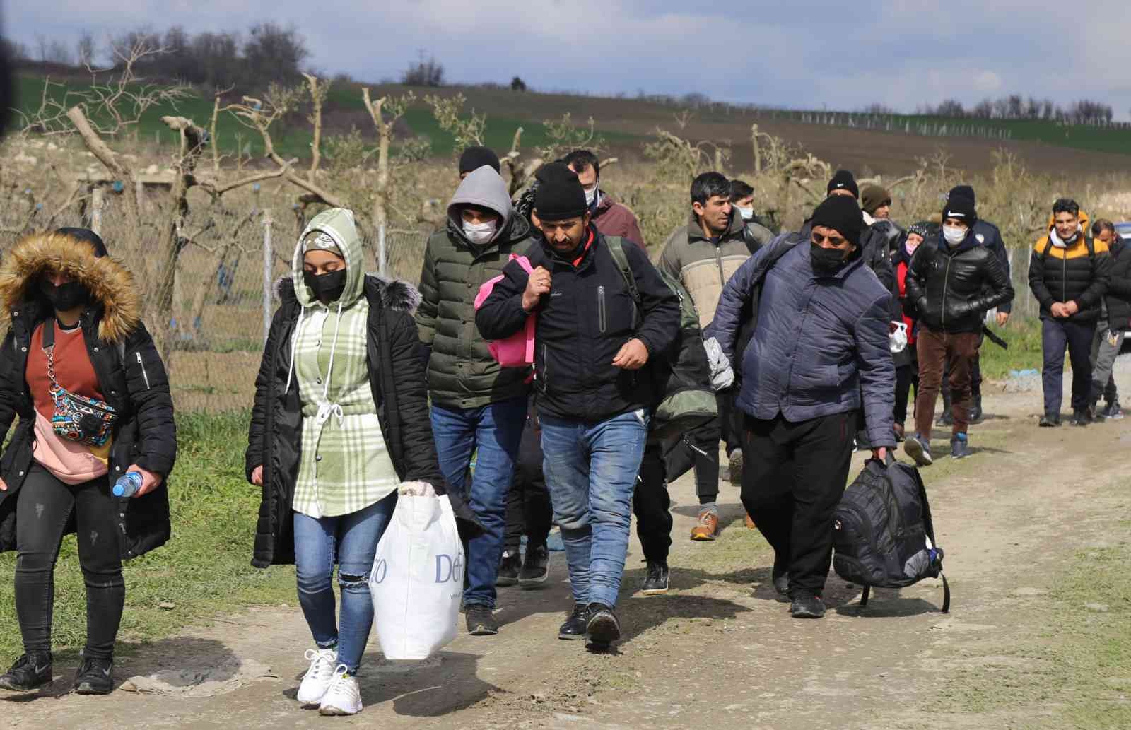 Kaçak hafriyat dökümlerini engellemek üzere devriye atan Büykçekmece Belediyesi Zabıta ekipleri, terk edilmiş bir kamyon içerisinde 59 Afganlı ...