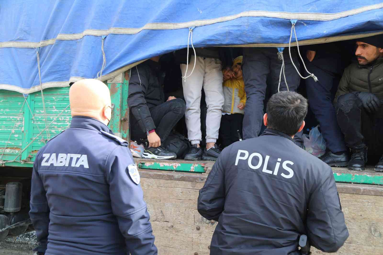 Kaçak hafriyat dökümlerini engellemek üzere devriye atan Büykçekmece Belediyesi Zabıta ekipleri, terk edilmiş bir kamyon içerisinde 59 Afganlı ...