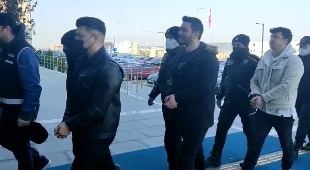 Çanakkale’de, Barlar Sokağı’nda bulunan bir eğlence mekanını uzun namlulu silahlarla tarayan çete üyeleri ev hapsi cezasına çarptırıldı. Lüks bir ...