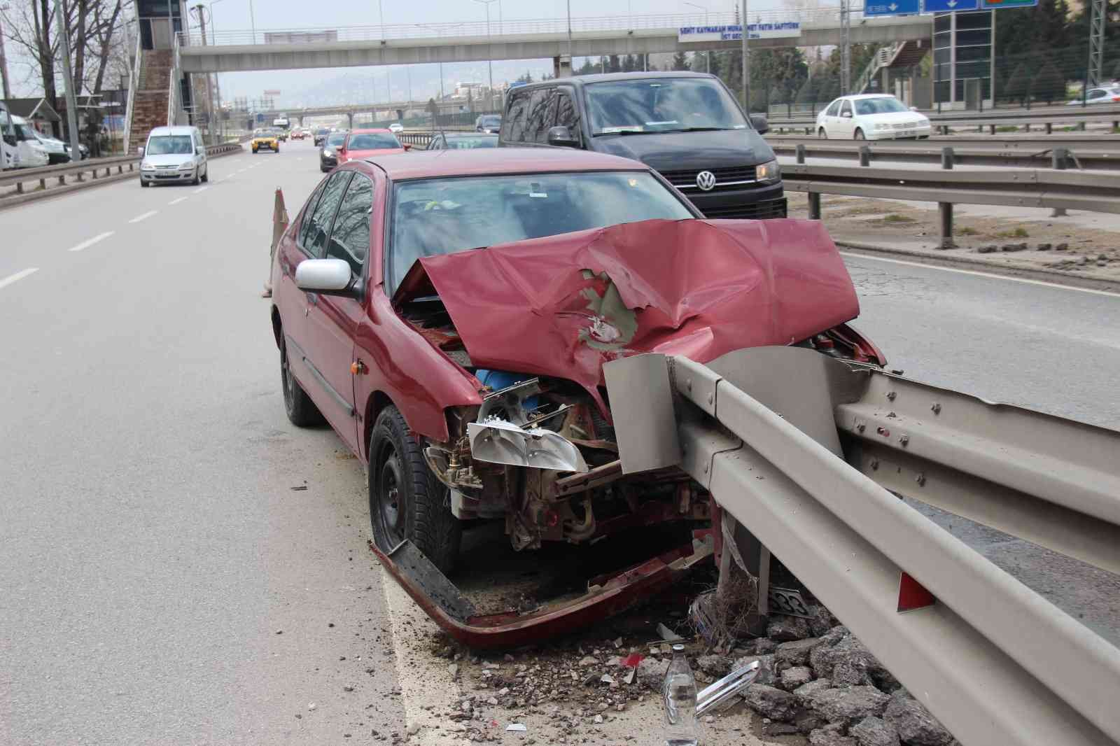 Kocaeli’nin Başiskele ilçesinde direksiyon hakimiyetini kaybeden otomobil sürücüsü, bariyerlere ok gibi saplanarak durabildi. Kazada bir kişi ...