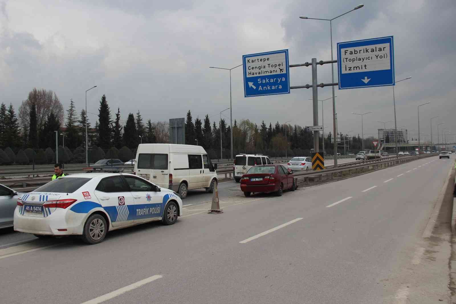 Kocaeli’nin Başiskele ilçesinde direksiyon hakimiyetini kaybeden otomobil sürücüsü, bariyerlere ok gibi saplanarak durabildi. Kazada bir kişi ...