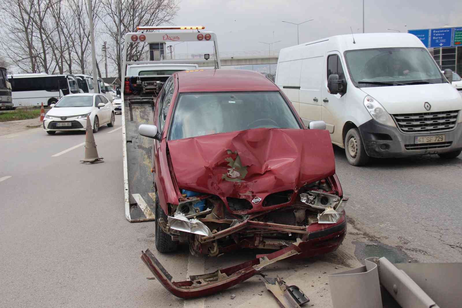 Kocaeli’nin Başiskele ilçesinde direksiyon hakimiyetini kaybeden otomobil sürücüsü, bariyerlere ok gibi saplanarak durabildi. Kazada bir kişi ...