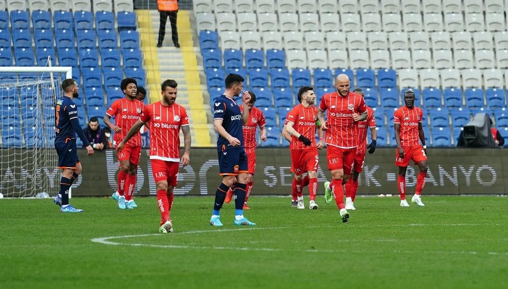 Medipol Başakşehir, Spor Toto Süper Lig’in 29. haftasında evinde ağırladığı Antalyaspor’a 1-0 yenilirken, rakibine 6 buçuk yıl sonra evinde ...