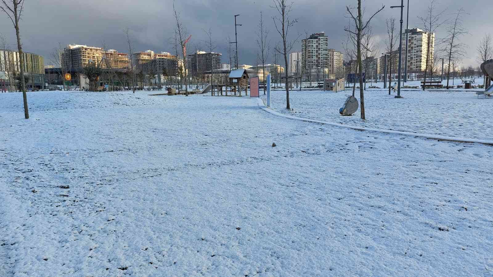 İstanbul’da gece saatlerinde etkisini gösterene kar yağışının ardından Başakşehir beyaza büründü. İstanbul’da gece saatlerinde başlayan kar ...