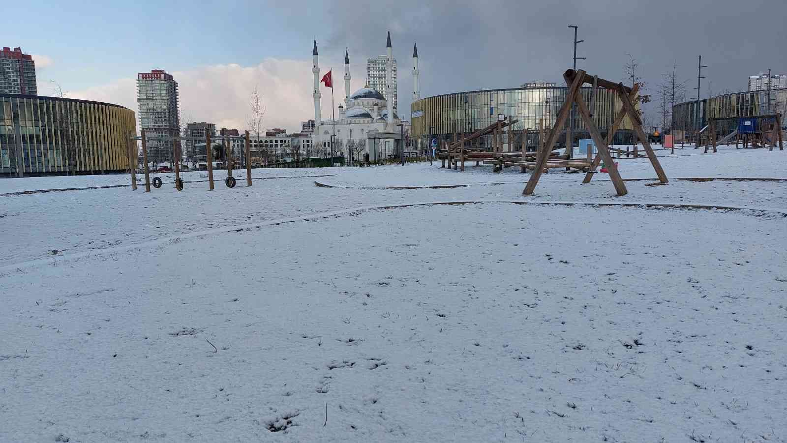 İstanbul’da gece saatlerinde etkisini gösterene kar yağışının ardından Başakşehir beyaza büründü. İstanbul’da gece saatlerinde başlayan kar ...