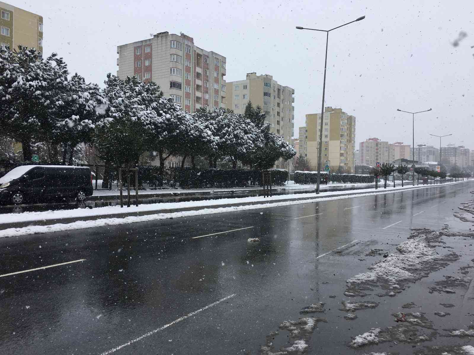 İstanbul’da dün akşam saatlerinde etkisini gösteren kar yağışının ardından Başakşehir beyaza büründü. İstanbul’da dün akşam başlayan kar yağışı ...