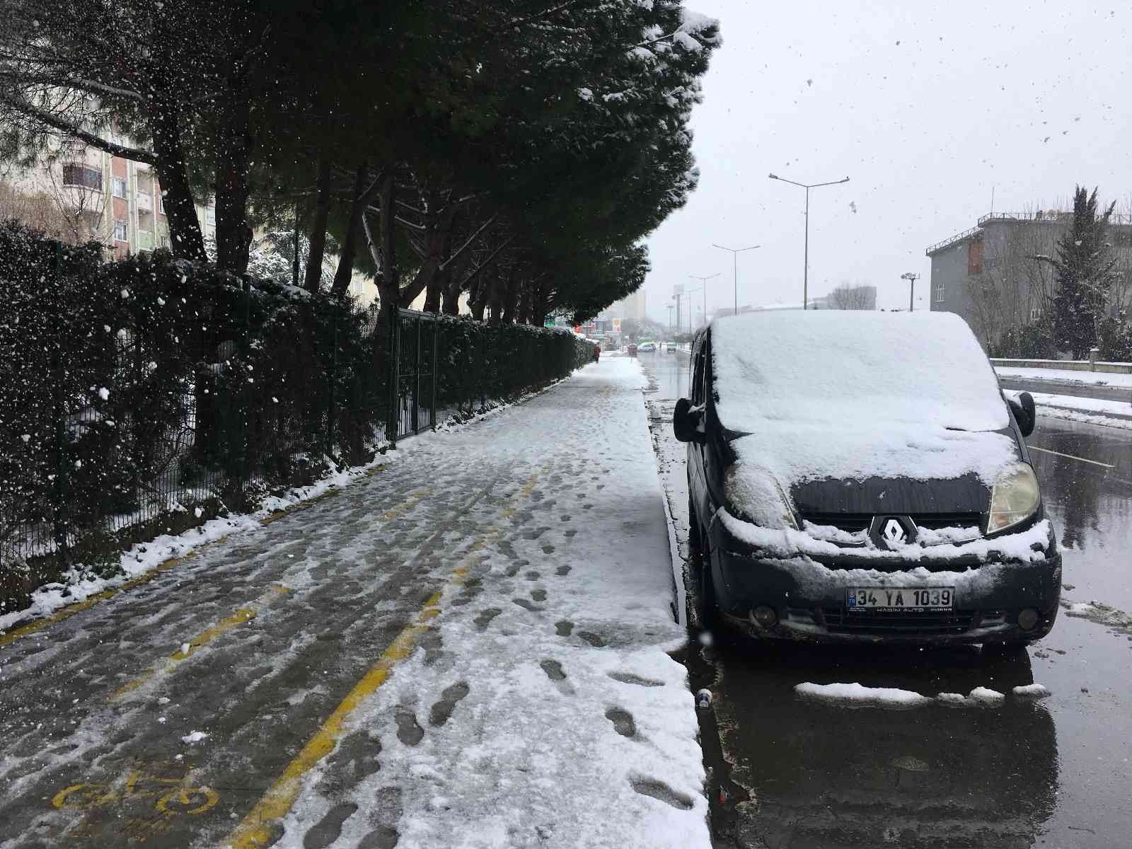 İstanbul’da dün akşam saatlerinde etkisini gösteren kar yağışının ardından Başakşehir beyaza büründü. İstanbul’da dün akşam başlayan kar yağışı ...