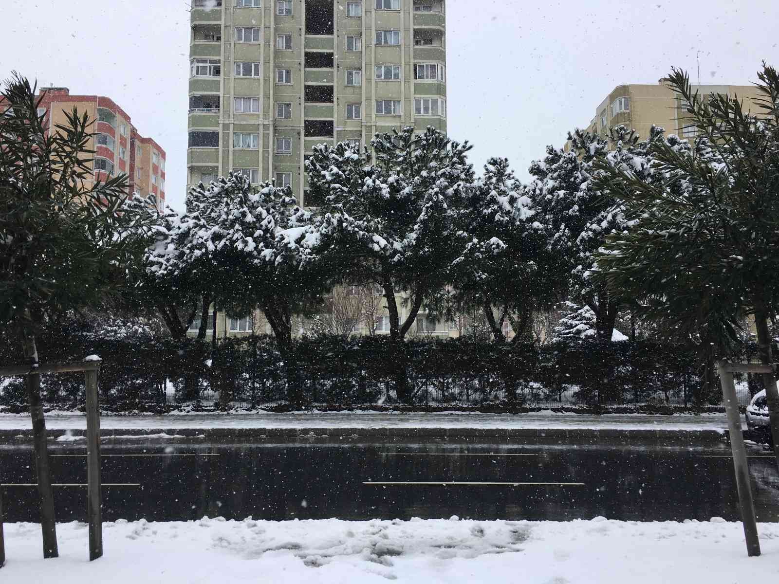 İstanbul’da dün akşam saatlerinde etkisini gösteren kar yağışının ardından Başakşehir beyaza büründü. İstanbul’da dün akşam başlayan kar yağışı ...