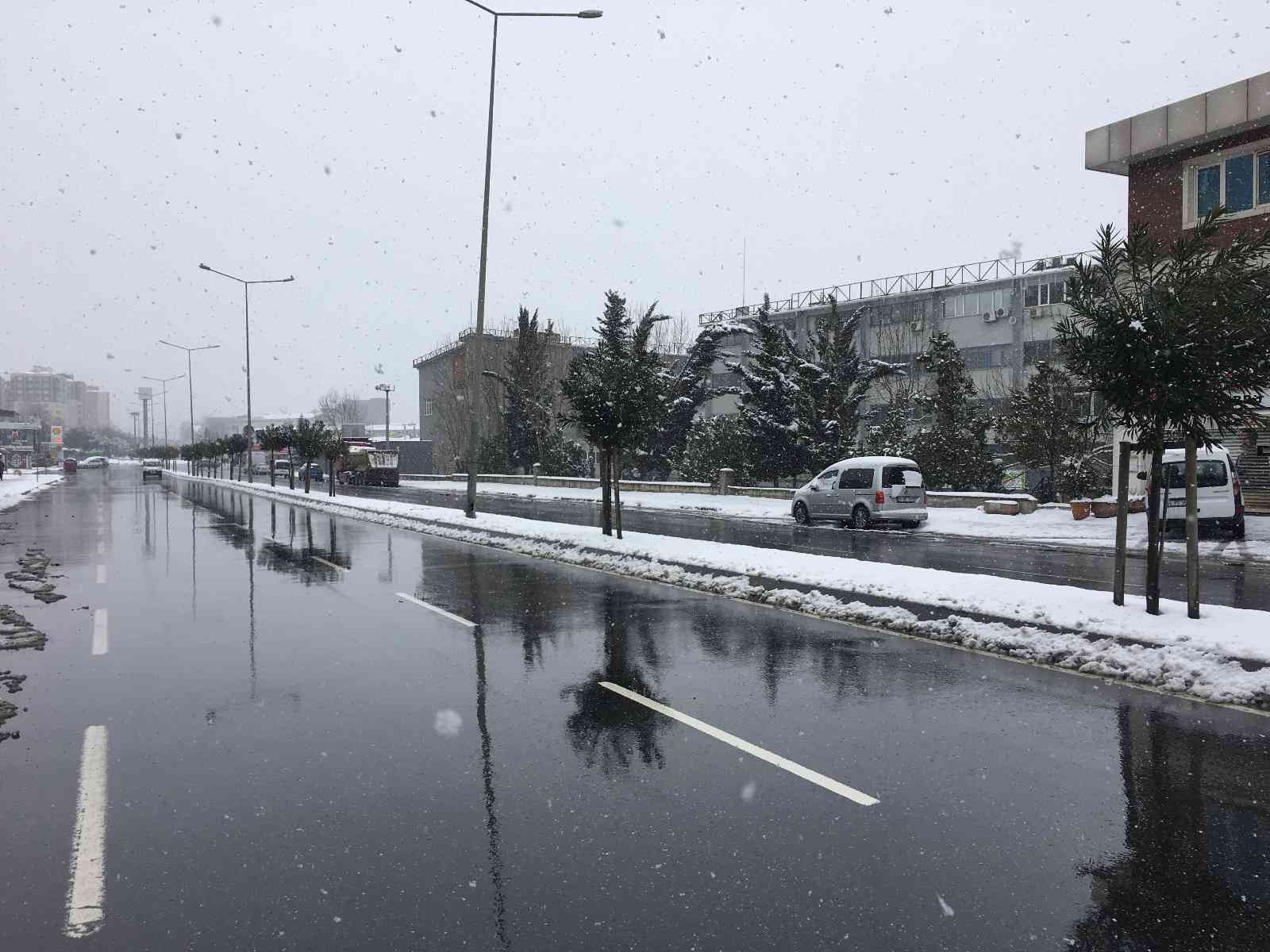 İstanbul’da dün akşam saatlerinde etkisini gösteren kar yağışının ardından Başakşehir beyaza büründü. İstanbul’da dün akşam başlayan kar yağışı ...