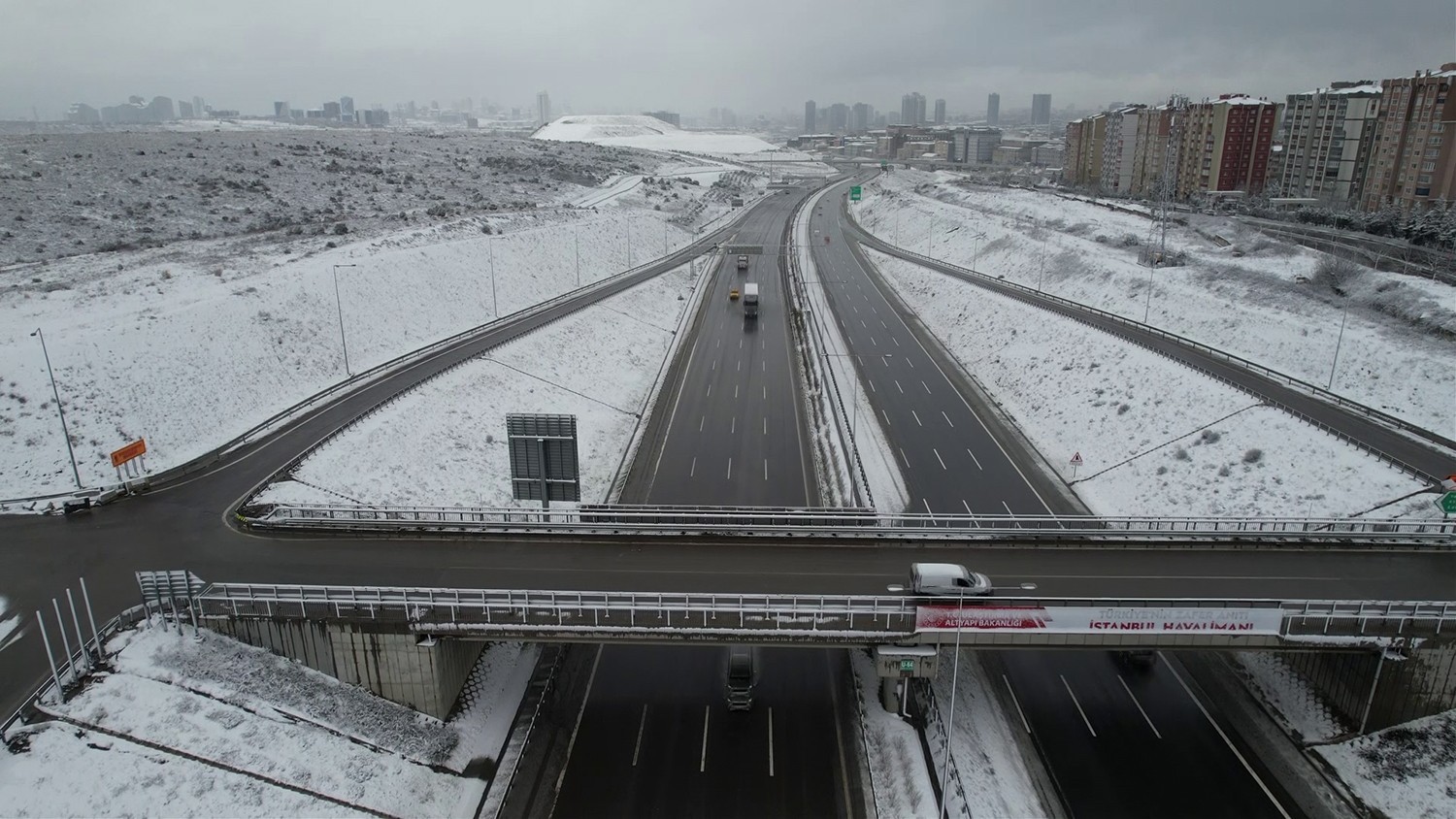 İstanbul’da etkili olan kar yağışıyla kent geneli beyaza bürünürken alınan önlemlerle yollarda ana arterler açık kaldı. Başakşehir Kuzeye Marmara ...