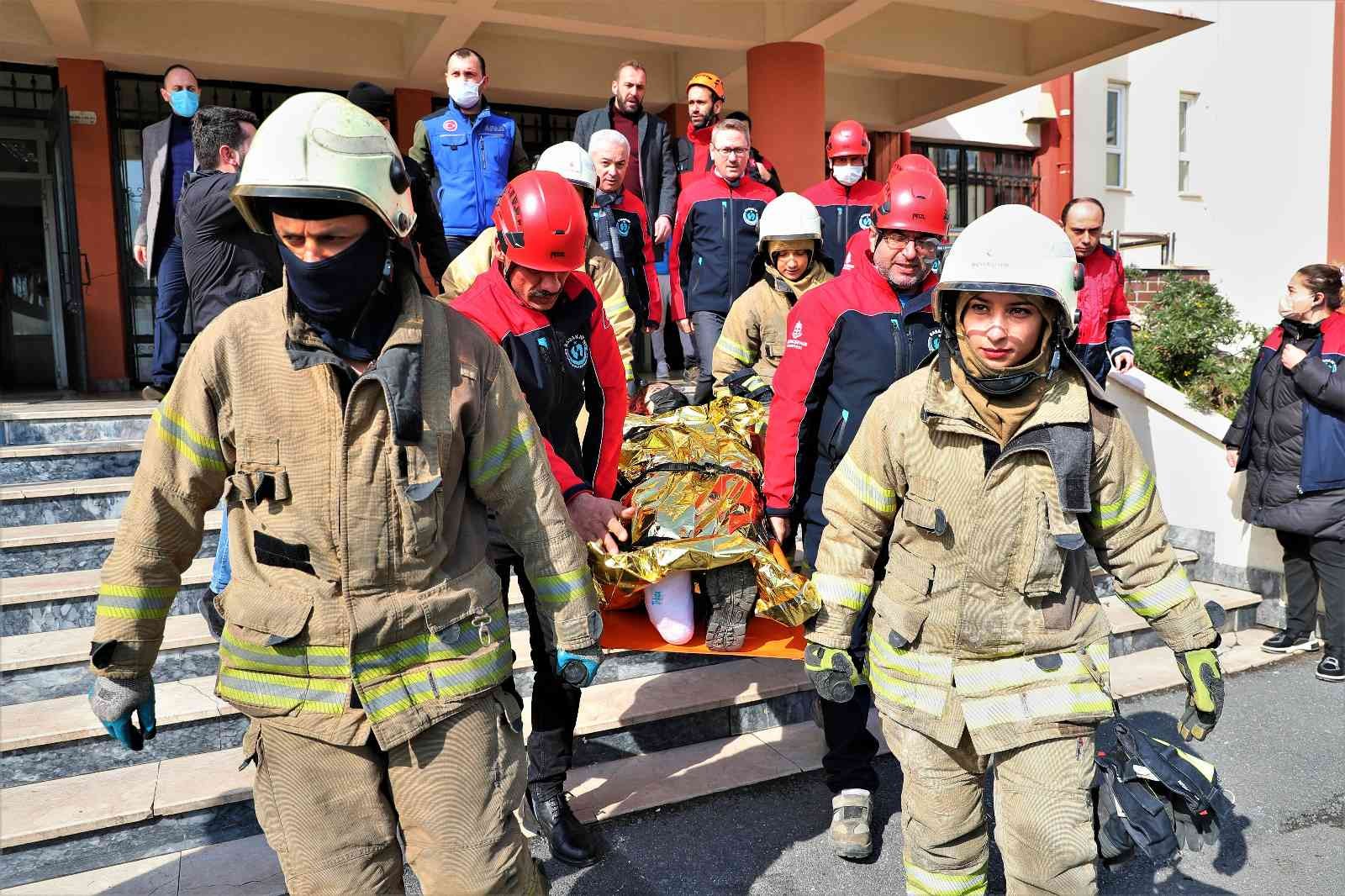 Başakşehir Öğrenciden Armağan Anadolu Lisesi’nde, İçişleri Bakanlığı’nın 2022 yılını “Afet Tatbikat Yılı” ilan etmesi kapsamında, deprem ve ...