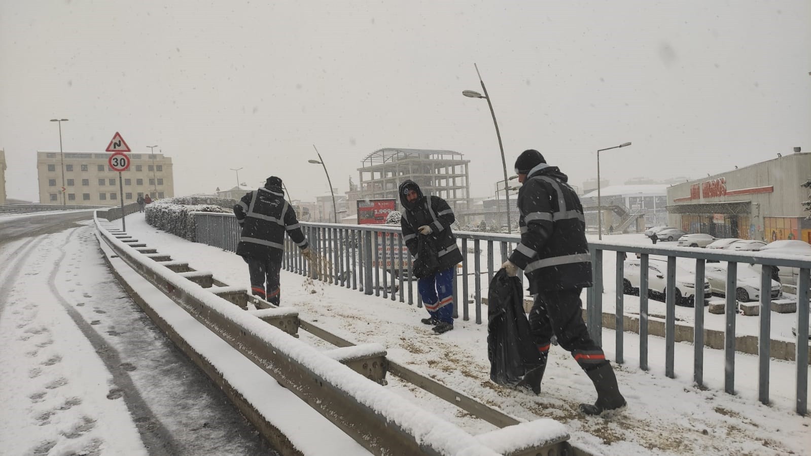 İstanbul’da sabah saatlerinden itibaren etkili olan kar yağışına yönelik Büyükçekmece Belediyesi ekipleri, 65 araç ve 360 personeliyle karla ...