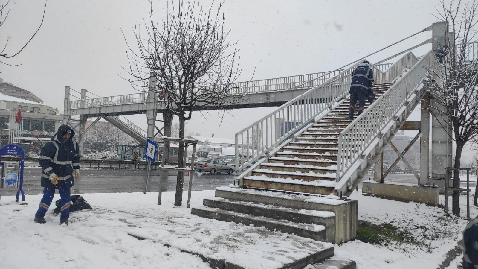 İstanbul’da sabah saatlerinden itibaren etkili olan kar yağışına yönelik Büyükçekmece Belediyesi ekipleri, 65 araç ve 360 personeliyle karla ...