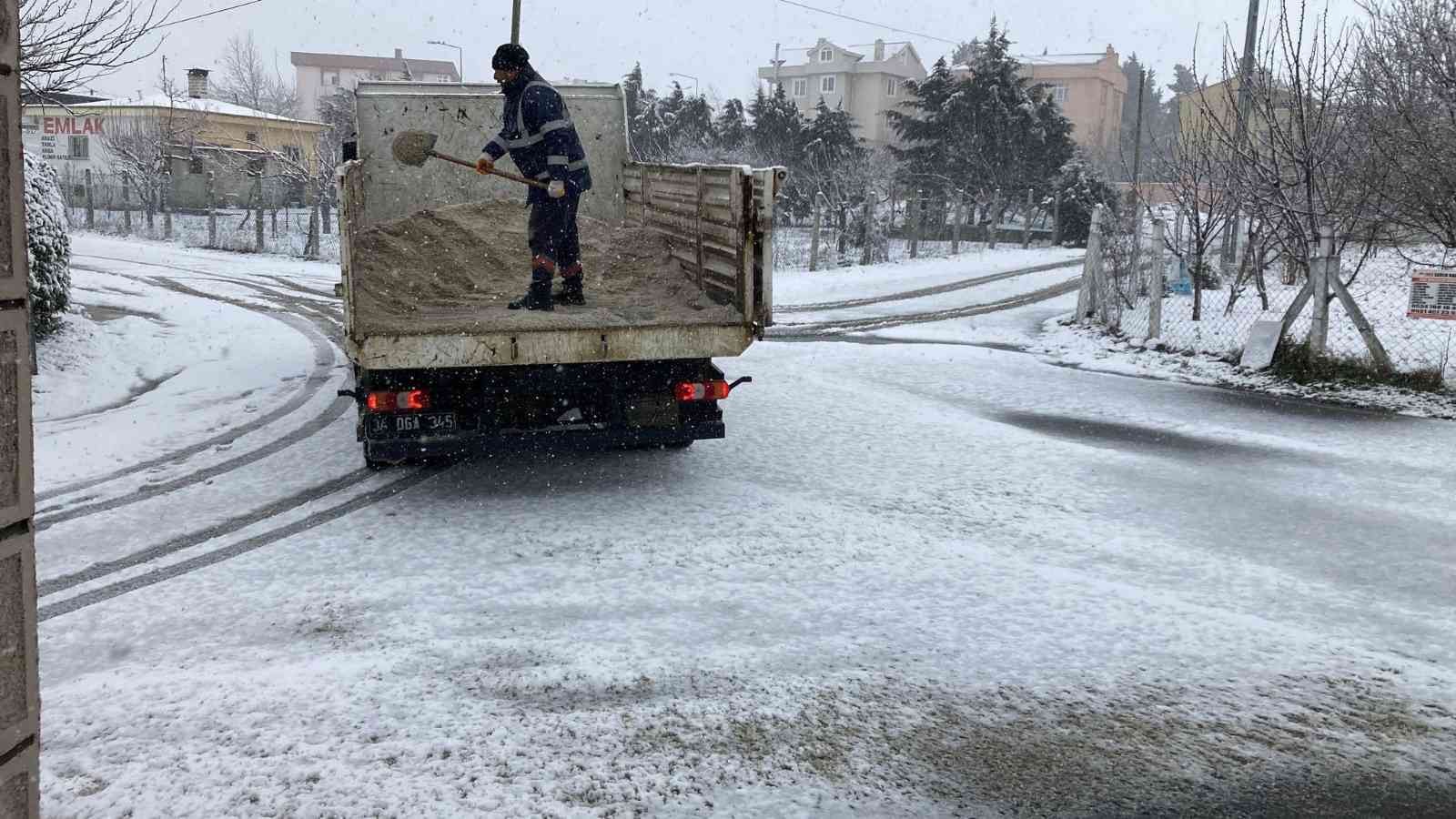 İstanbul’da sabah saatlerinden itibaren etkili olan kar yağışına yönelik Büyükçekmece Belediyesi ekipleri, 65 araç ve 360 personeliyle karla ...