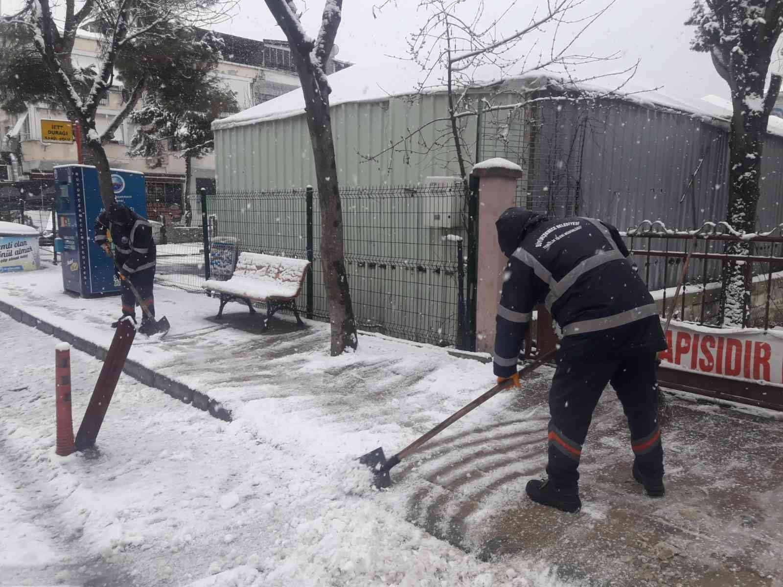 İstanbul’da sabah saatlerinden itibaren etkili olan kar yağışına yönelik Büyükçekmece Belediyesi ekipleri, 65 araç ve 360 personeliyle karla ...