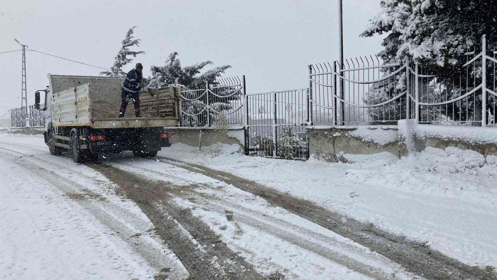 İstanbul’da sabah saatlerinden itibaren etkili olan kar yağışına yönelik Büyükçekmece Belediyesi ekipleri, 65 araç ve 360 personeliyle karla ...