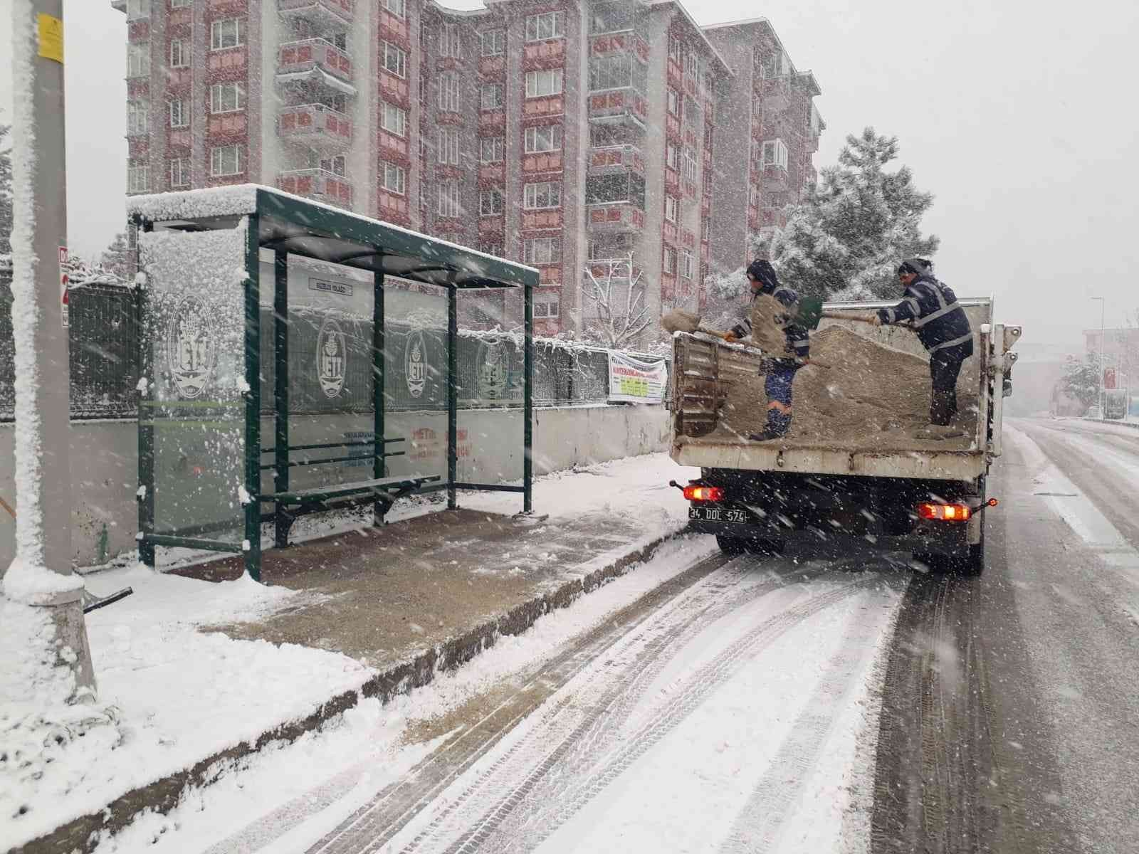 İstanbul’da sabah saatlerinden itibaren etkili olan kar yağışına yönelik Büyükçekmece Belediyesi ekipleri, 65 araç ve 360 personeliyle karla ...