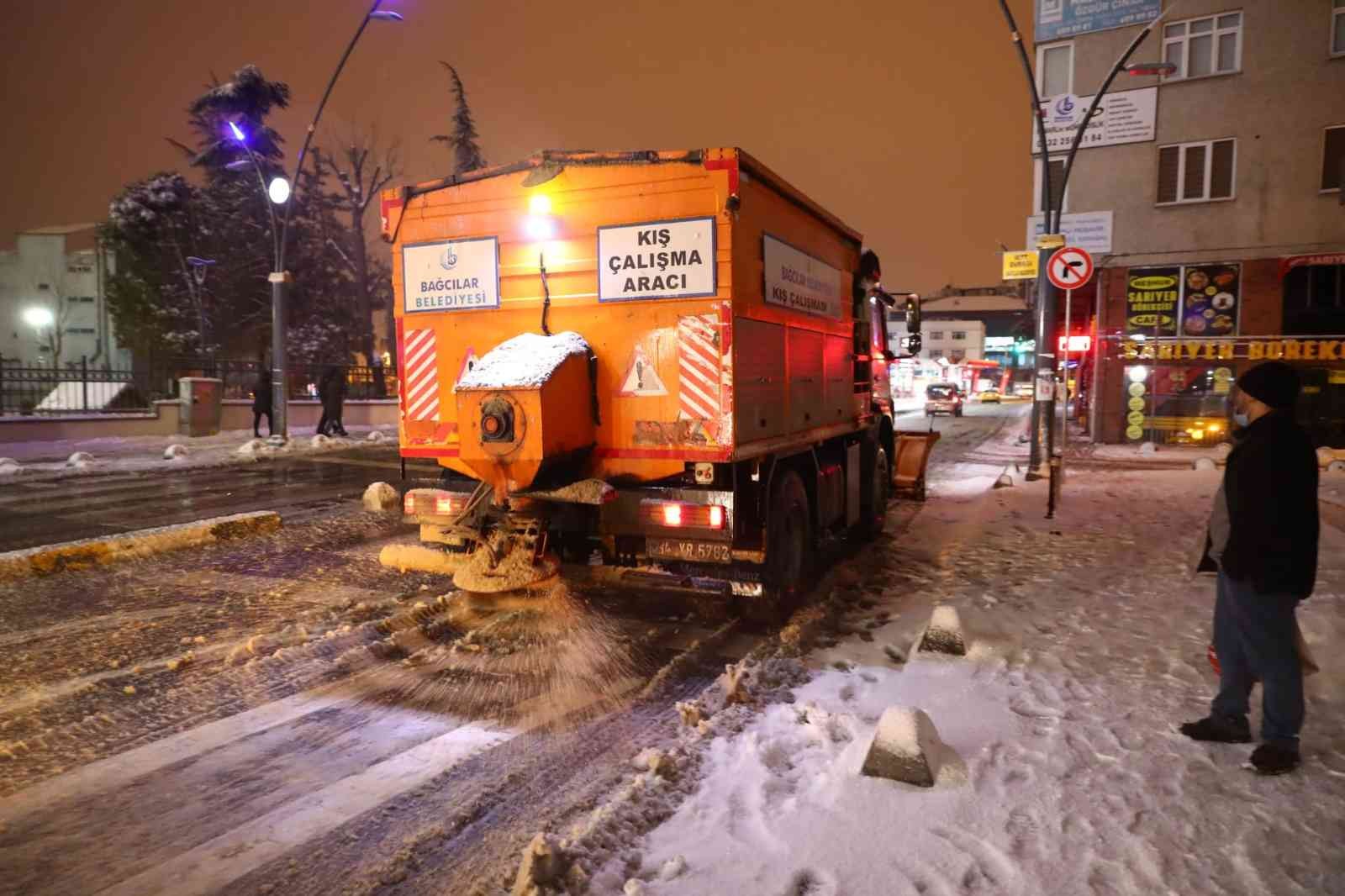 Meteoroloji’den “turuncu” alarmın verilmesiyle hazırlıklarını tamamlayan Bağcılar Belediyesi, 78 araç ve 575 kişilik ekibin gece boyu yaptığı ...