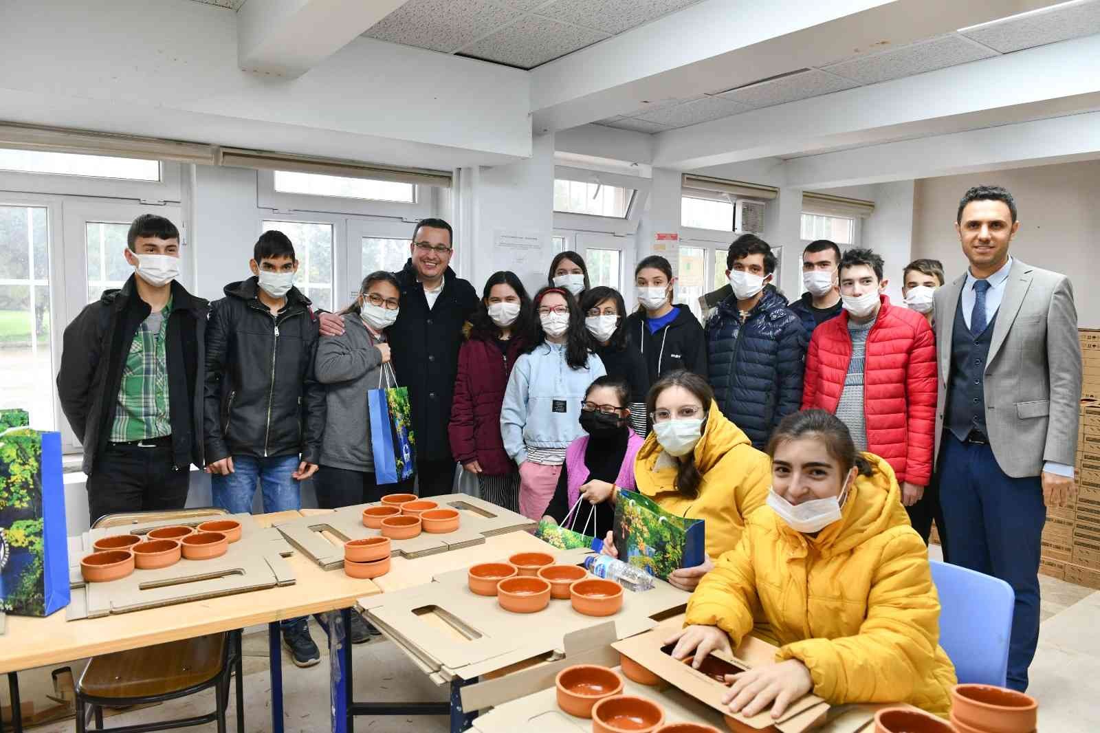 Mustafakemalpaşa Belediye Başkanı Mehmet Kanar, İbn-i Sina Özel Eğitim Mesleki Eğitim Merkezini ziyaret etti. Başkan Kanar, merkezden kırsala ...