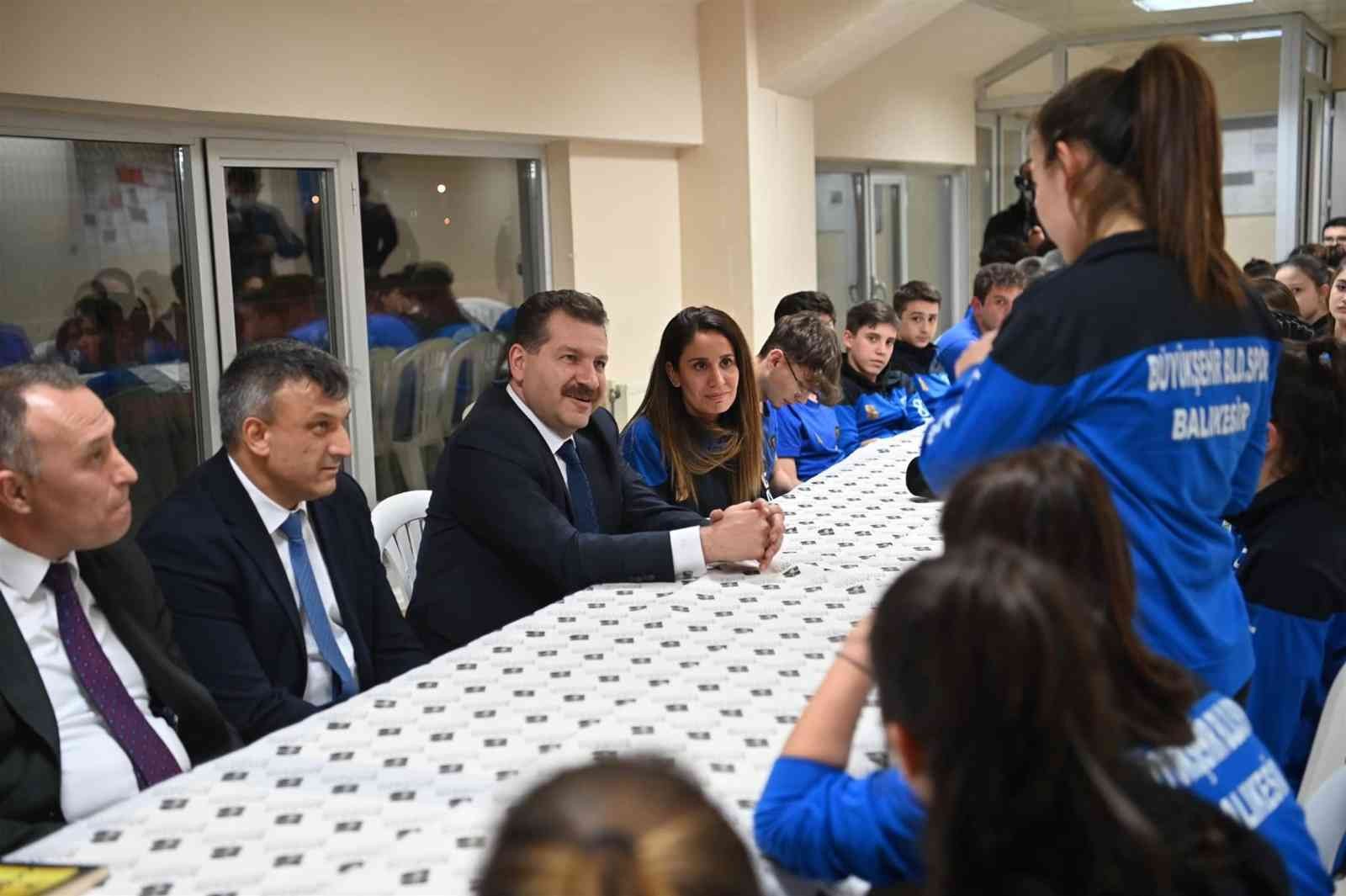 Balıkesir Büyükşehir Belediyespor’un genç boksörleriyle bir araya gelen Büyükşehir Belediye Başkanı Yücel Yılmaz, istekleri kırmadı ve ...