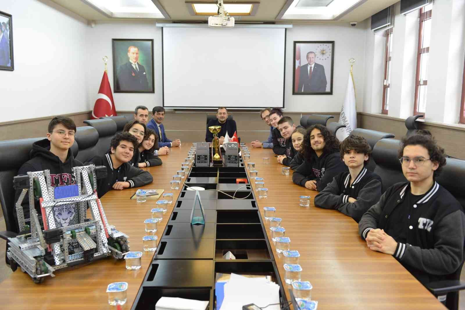 Süleymanpaşa Belediye Başkanı Cüneyt Yüksel, Vex Robotics Türkiye isimli yarışmada şampiyon olan Tekirdağ Ebru Nayim Fen Lisesi öğrencilerini ...