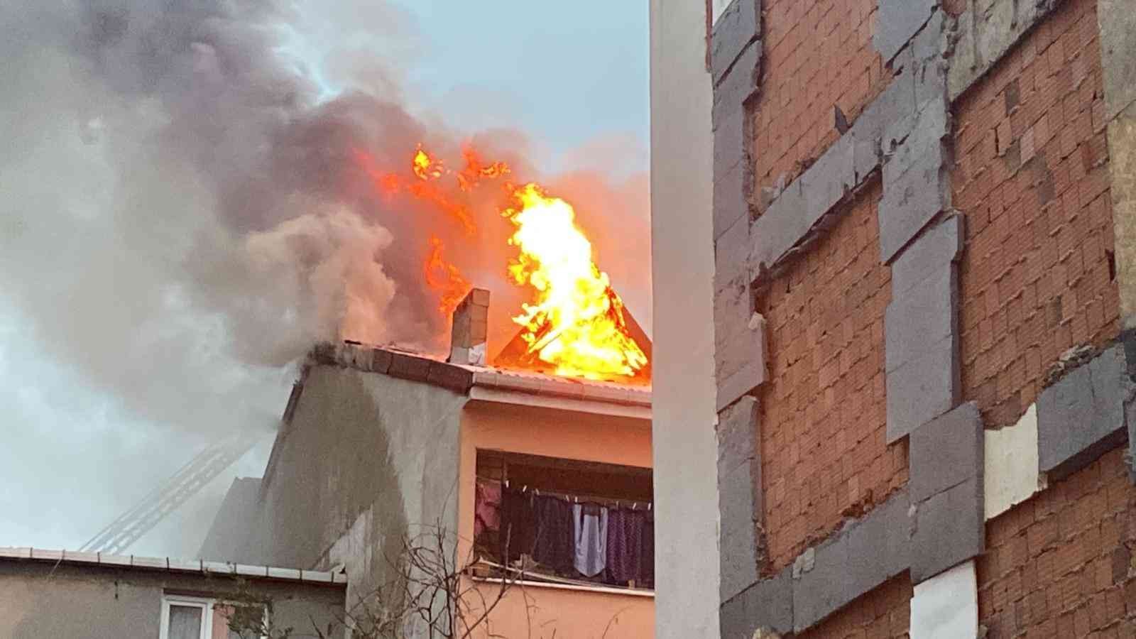 Bayrampaşa’da 4 katlı binanın çatısı alev alev yandı. Ölü ve yaralının olmadığı yangını itfaiye ekipleri kısa sürede söndürdü. Yangın, Saat 07.00 ...