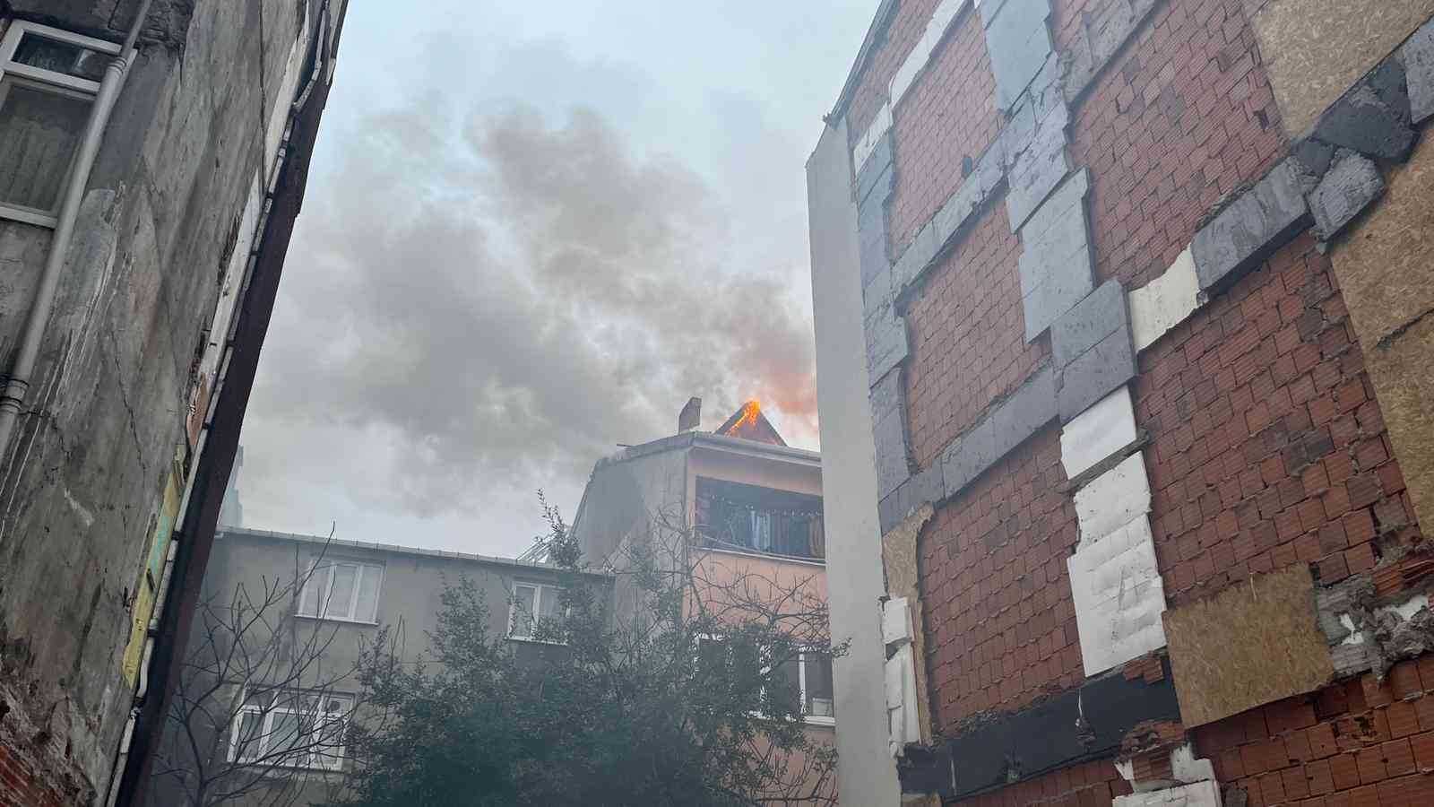 Bayrampaşa’da 4 katlı binanın çatısı alev alev yandı. Ölü ve yaralının olmadığı yangını itfaiye ekipleri kısa sürede söndürdü. Yangın, Saat 07.00 ...