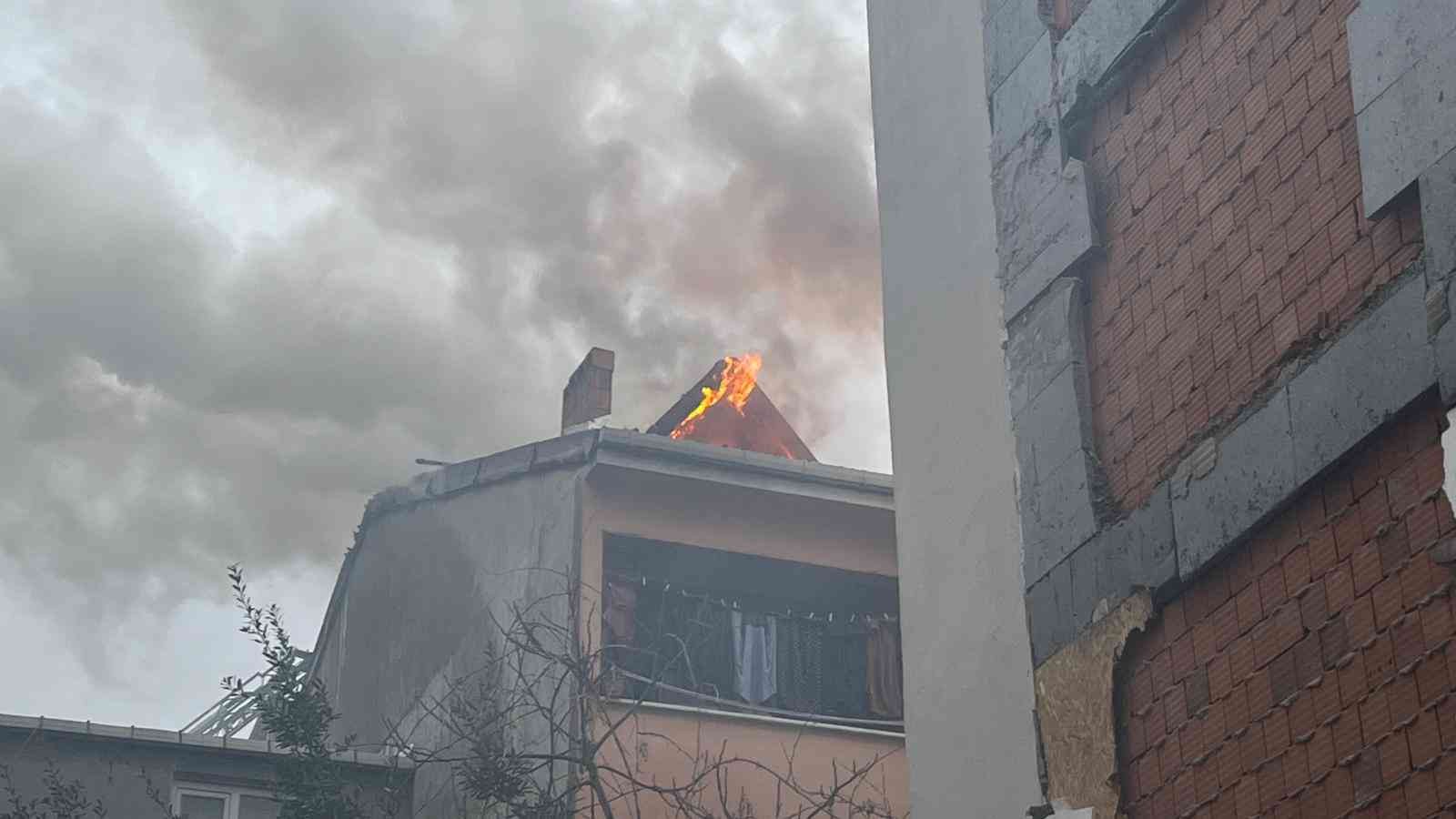 Bayrampaşa’da 4 katlı binanın çatısı alev alev yandı. Ölü ve yaralının olmadığı yangını itfaiye ekipleri kısa sürede söndürdü. Yangın, Saat 07.00 ...