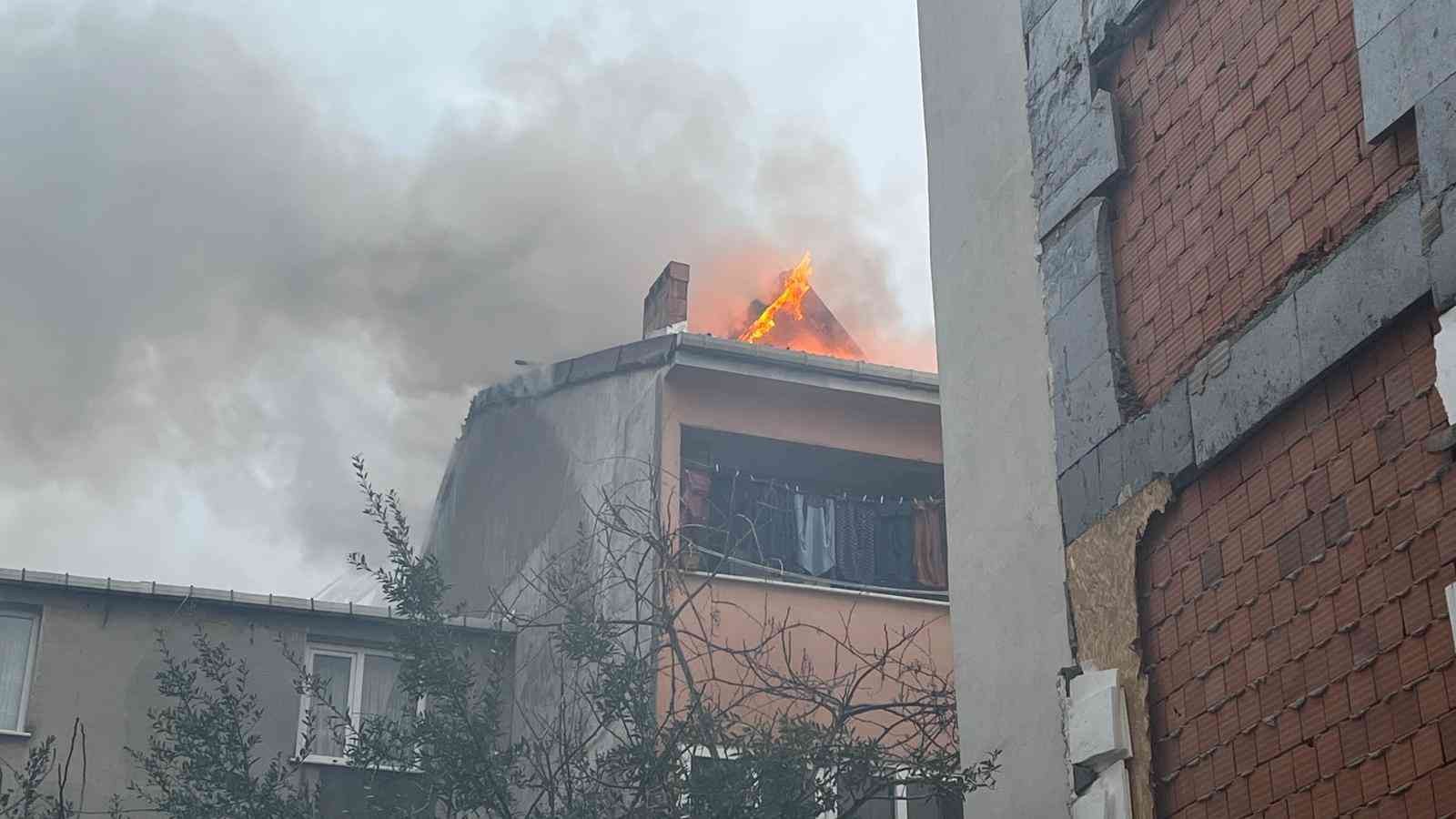 Bayrampaşa’da 4 katlı binanın çatısı alev alev yandı. Ölü ve yaralının olmadığı yangını itfaiye ekipleri kısa sürede söndürdü. Yangın, Saat 07.00 ...