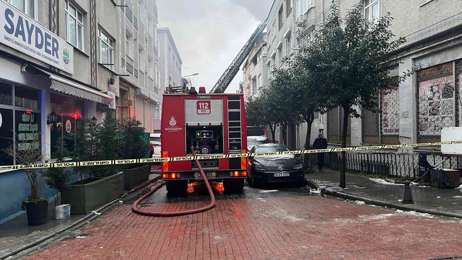 Bayrampaşa’da 4 katlı binanın çatısı alev alev yandı. Ölü ve yaralının olmadığı yangını itfaiye ekipleri kısa sürede söndürdü. Yangın, Saat 07.00 ...