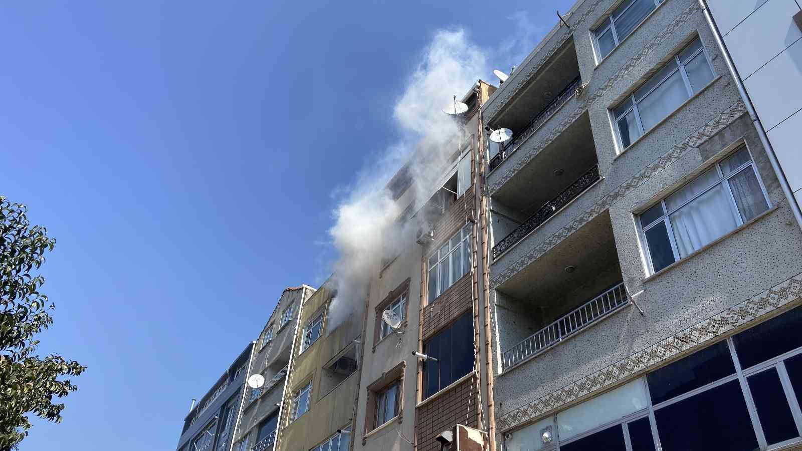 Bayrampaşa’da bir apartmanın 4’üncü katında kombinin elektrik bağlantılarında çıkan arıza nedeniyle yangın çıktı. Yangın itfaiye ekipleri ...