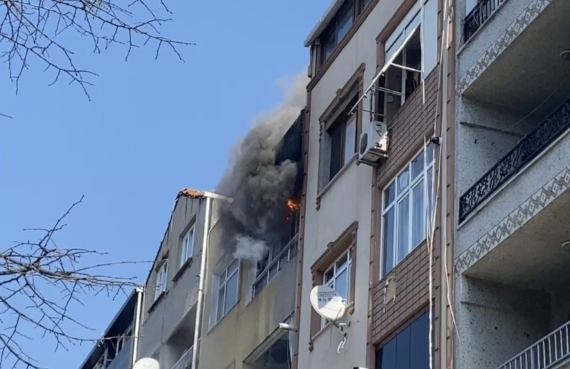 Bayrampaşa’da bir apartmanın 4’üncü katında kombinin elektrik bağlantılarında çıkan arıza nedeniyle yangın çıktı. Yangın itfaiye ekipleri ...