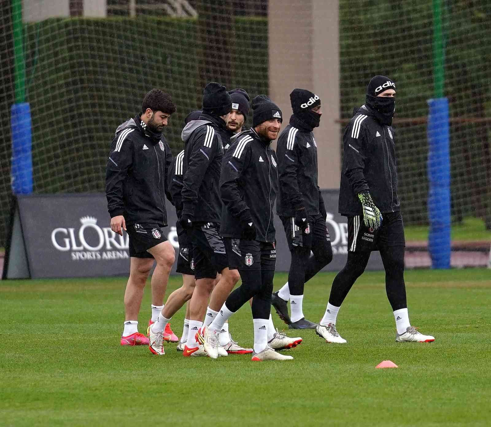 Beşiktaş, Ziraat Türkiye Kupası Çeyrek Finali’nde Kayserispor ile oynayacağı maçın hazırlıklarına sabah saatlerinde yaptığı çalışmayla devam etti ...