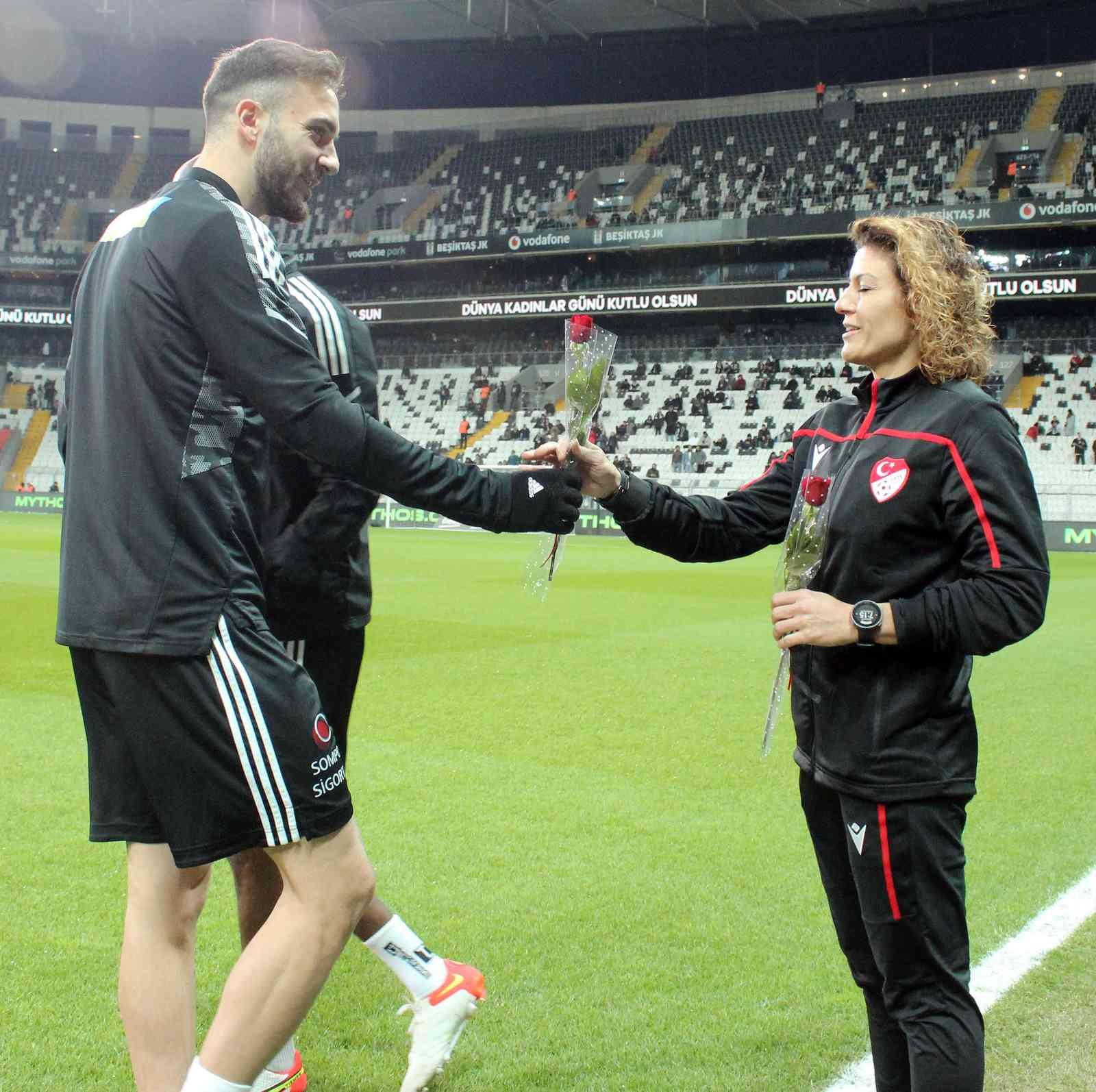 Beşiktaş-Medipol Başakşehir maçı öncesi siyah-beyazlı futbolcular, 8 Mart Dünya Kadınlar Günü dolayısıyla müsabakanın hakemi Melis Özçiğdem’e gül ...