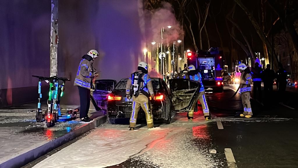 Beşiktaş’ta hafif ticari araca çarpan lüks otomobil savrularak kaldırıma vurduktan sonra alev alev yandı. Otomobilin sürücüsü aracın yandığını ...