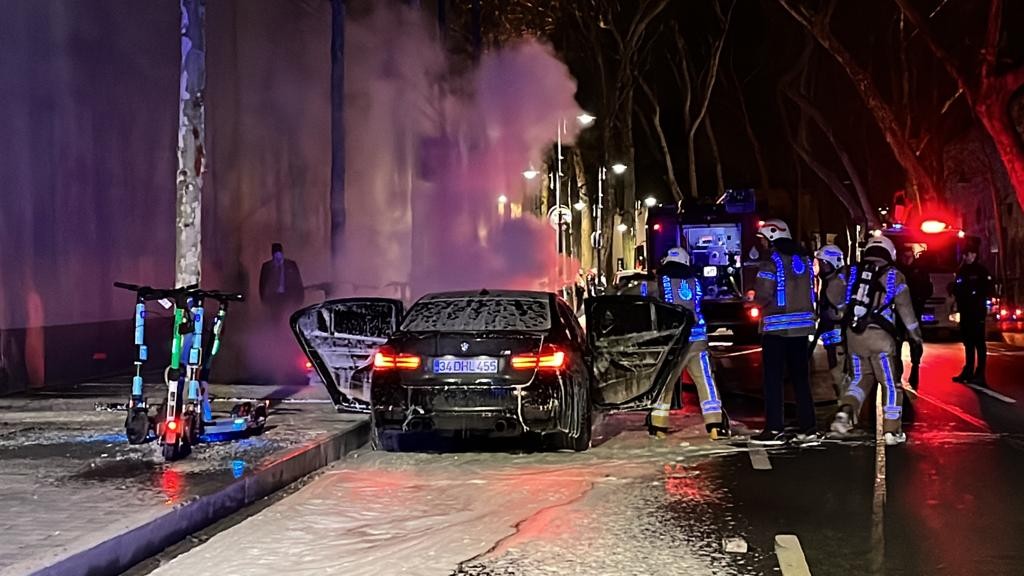 Beşiktaş’ta hafif ticari araca çarpan lüks otomobil savrularak kaldırıma vurduktan sonra alev alev yandı. Otomobilin sürücüsü aracın yandığını ...